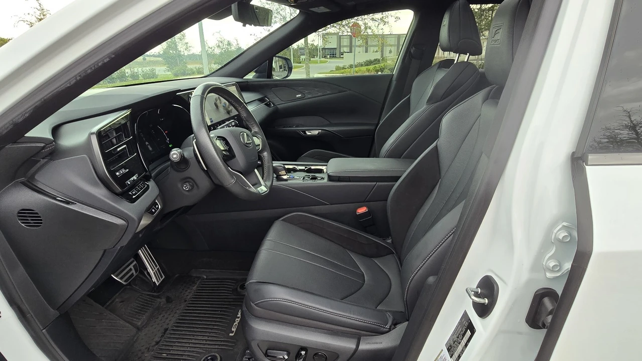 2024 Lexus RX 5th Gen - Image 15 of 18