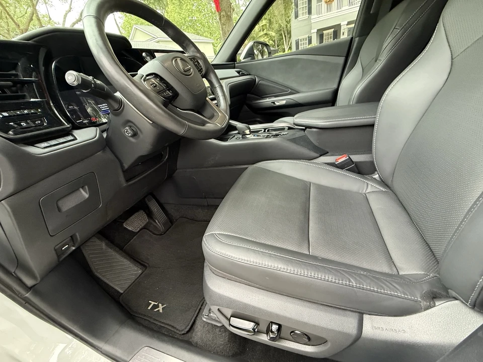 2024 Lexus - Image 28 of 31