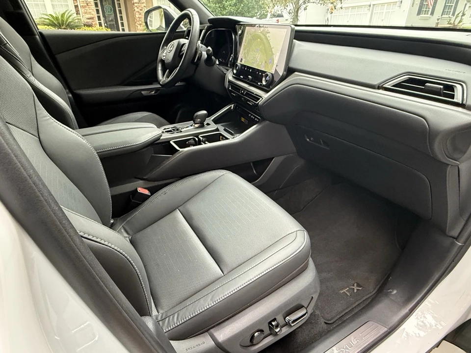 2024 Lexus - Image 25 of 31