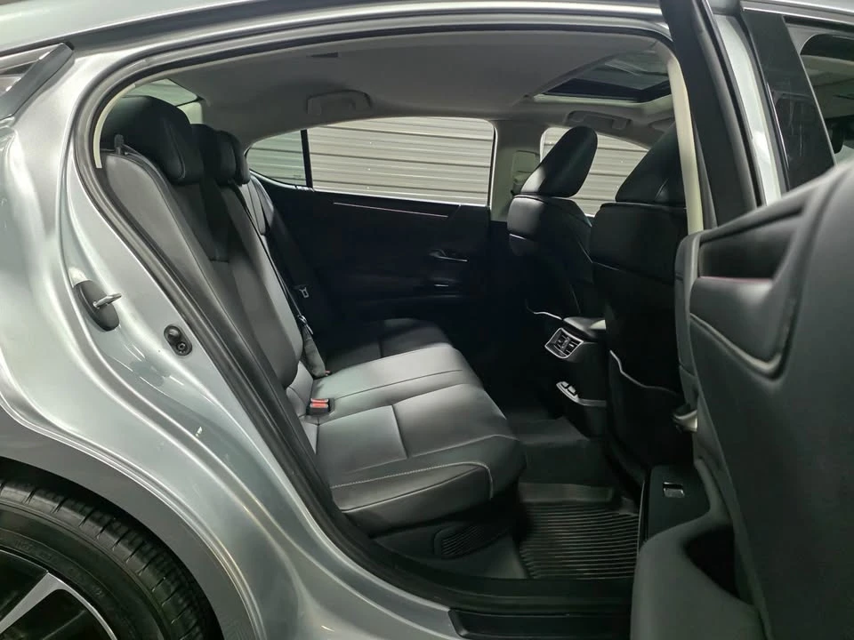 2024 Lexus ES 7th Gen - Image 15 of 17