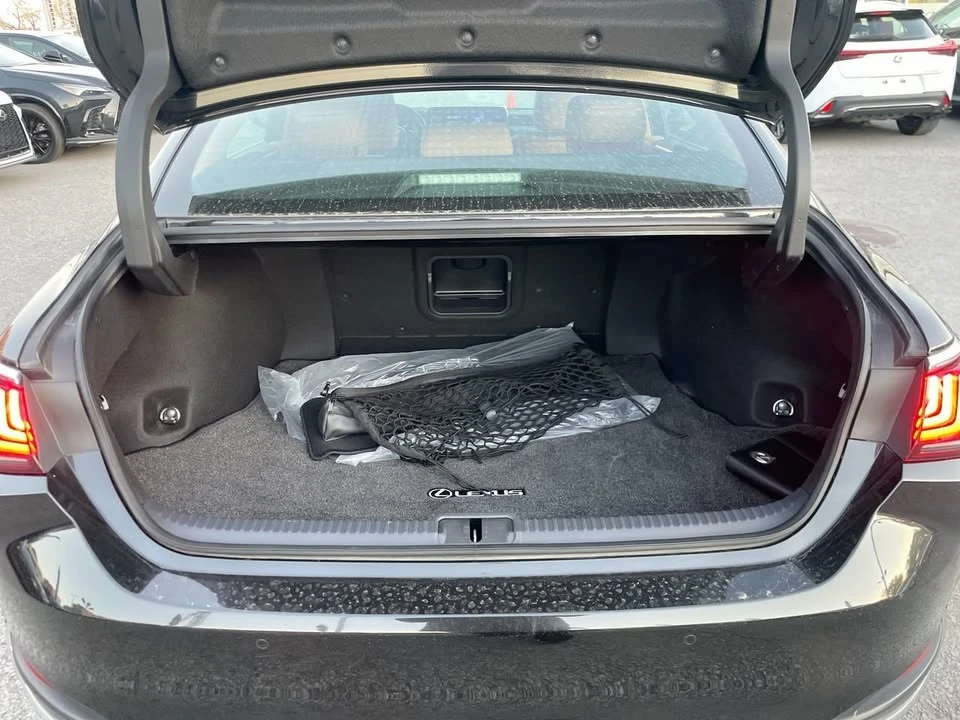2024 Lexus ES 7th Gen - Image 16 of 20