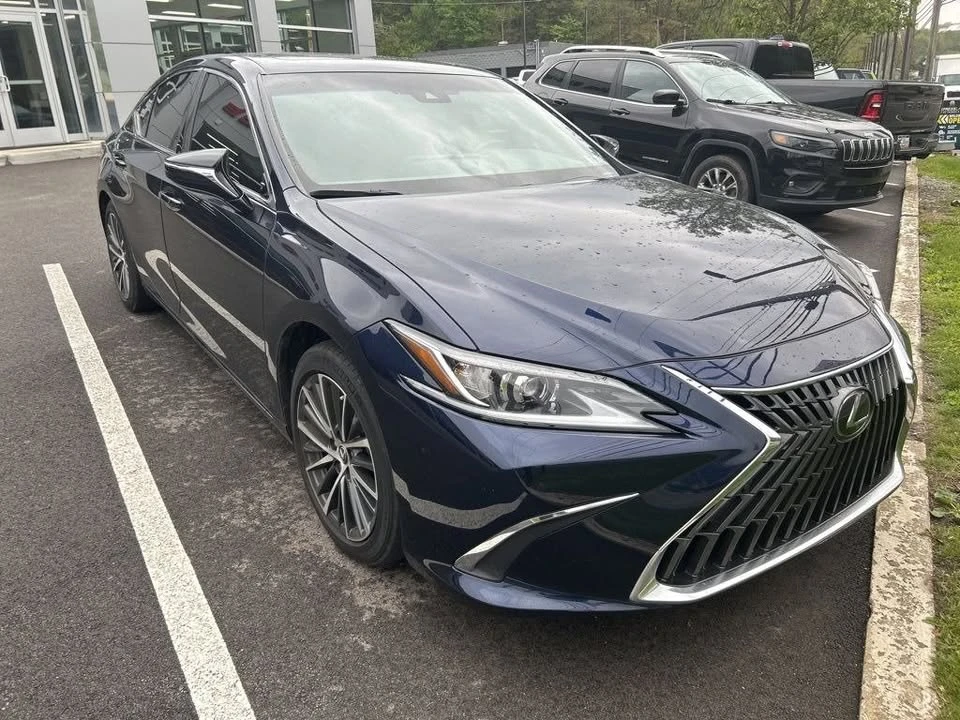 2024 Lexus ES 7th Gen - Image 2 of 4