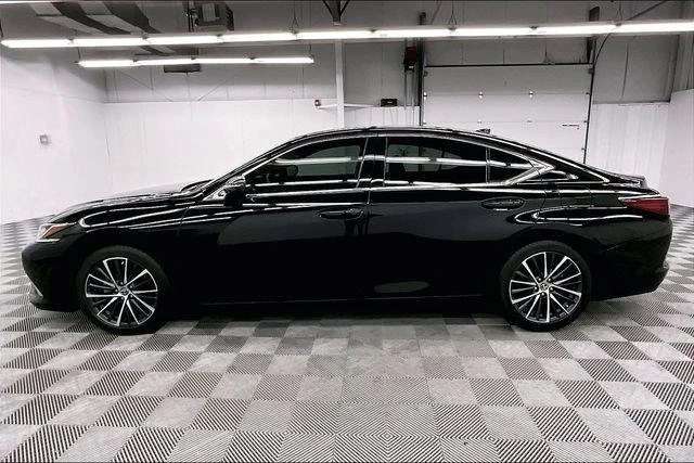 2024 Lexus ES 7th Gen - Image 13 of 20
