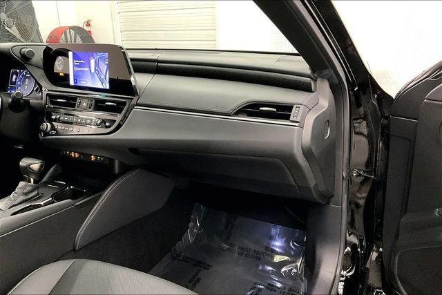 2024 Lexus ES 7th Gen - Image 18 of 20