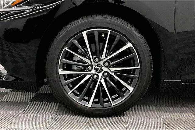 2024 Lexus ES 7th Gen - Image 9 of 20