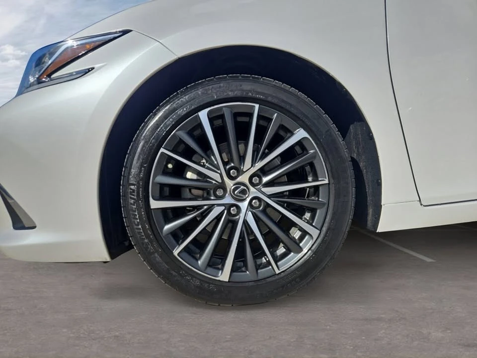 2024 Lexus ES 7th Gen - Image 14 of 15