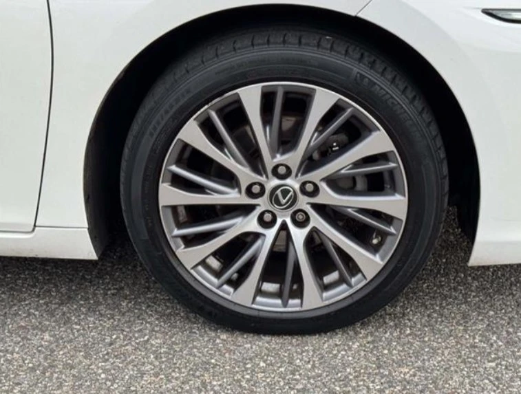 2024 Lexus ES 7th Gen - Image 14 of 18
