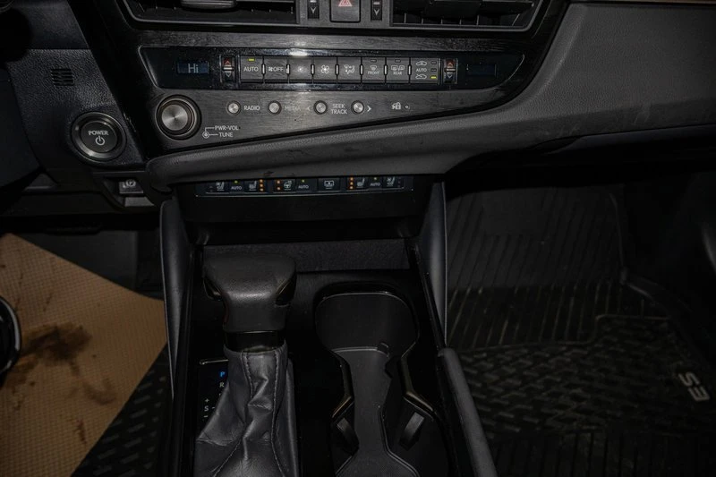 2024 Lexus ES 7th Gen - Image 11 of 20