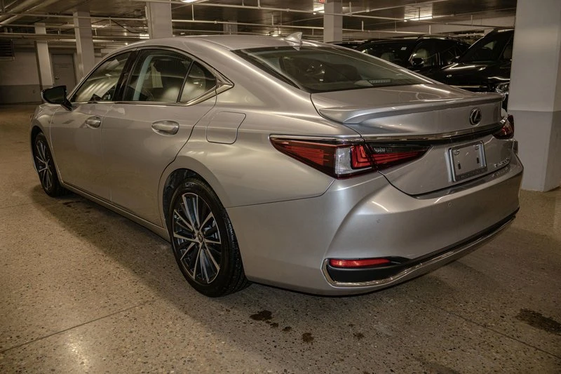 2024 Lexus ES 7th Gen - Image 17 of 20