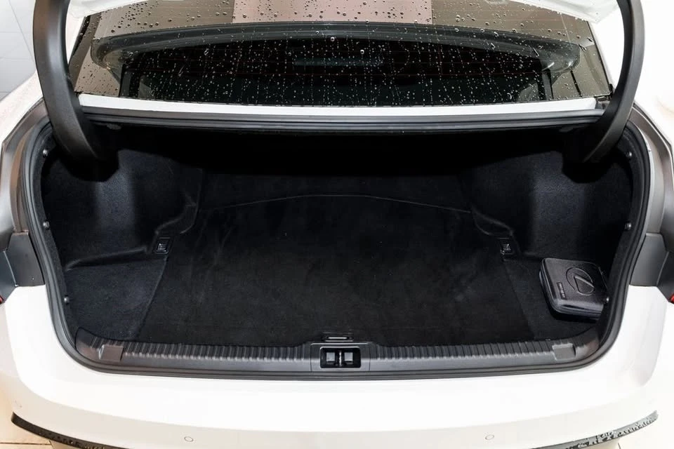 2024 Lexus IS 3rd Gen - Image 19 of 20