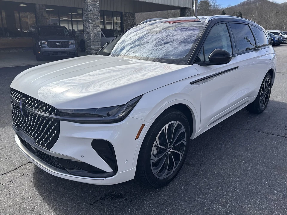 2024 Lincoln Nautilus - Image 2 of 31