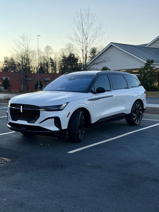 2024 Lincoln Nautilus - Image 2 of 18