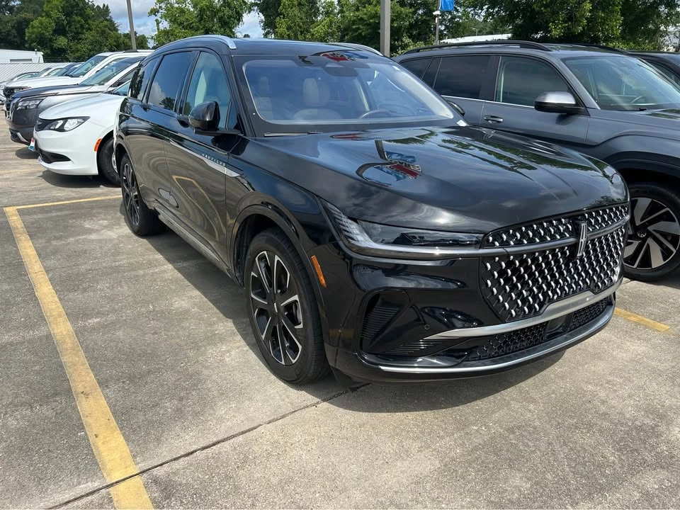 2024 Lincoln Nautilus - Image 2 of 10
