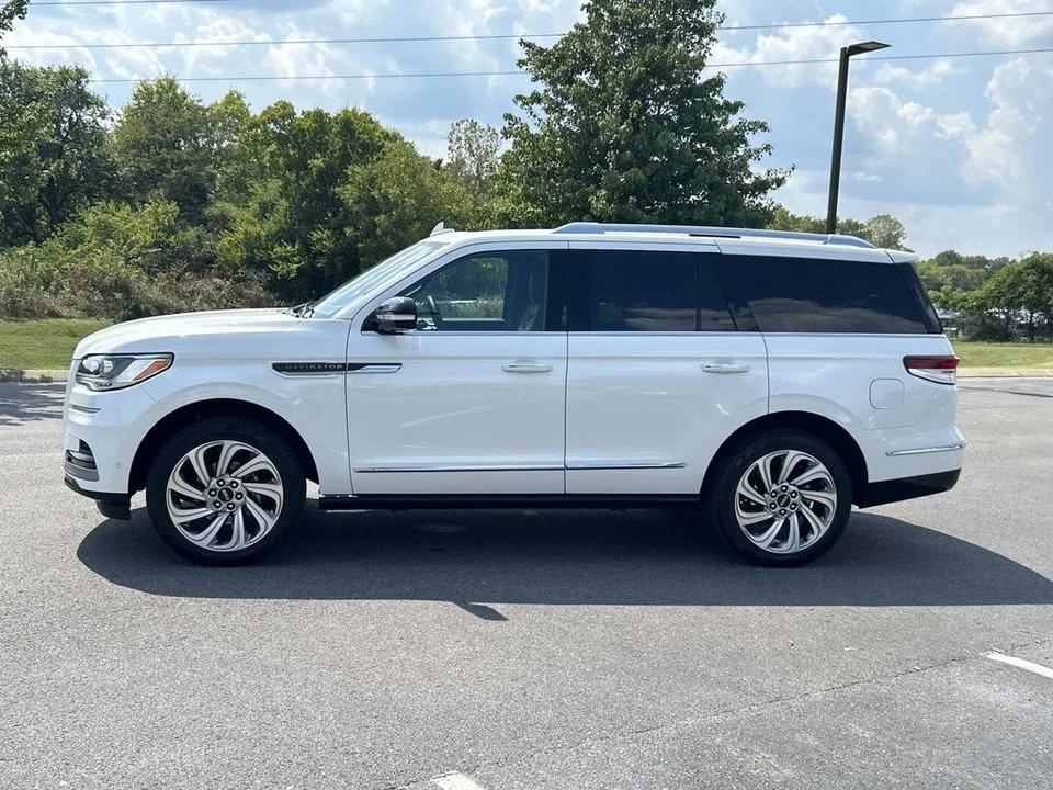 2024 Lincoln Navigator 4th Gen - Image 7 of 20