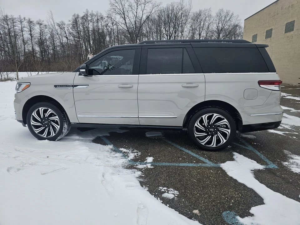 2024 Lincoln Navigator 4th Gen - Image 16 of 21