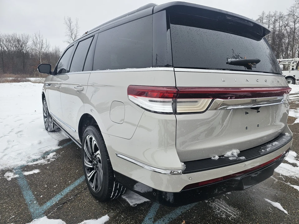 2024 Lincoln Navigator 4th Gen - Image 14 of 21