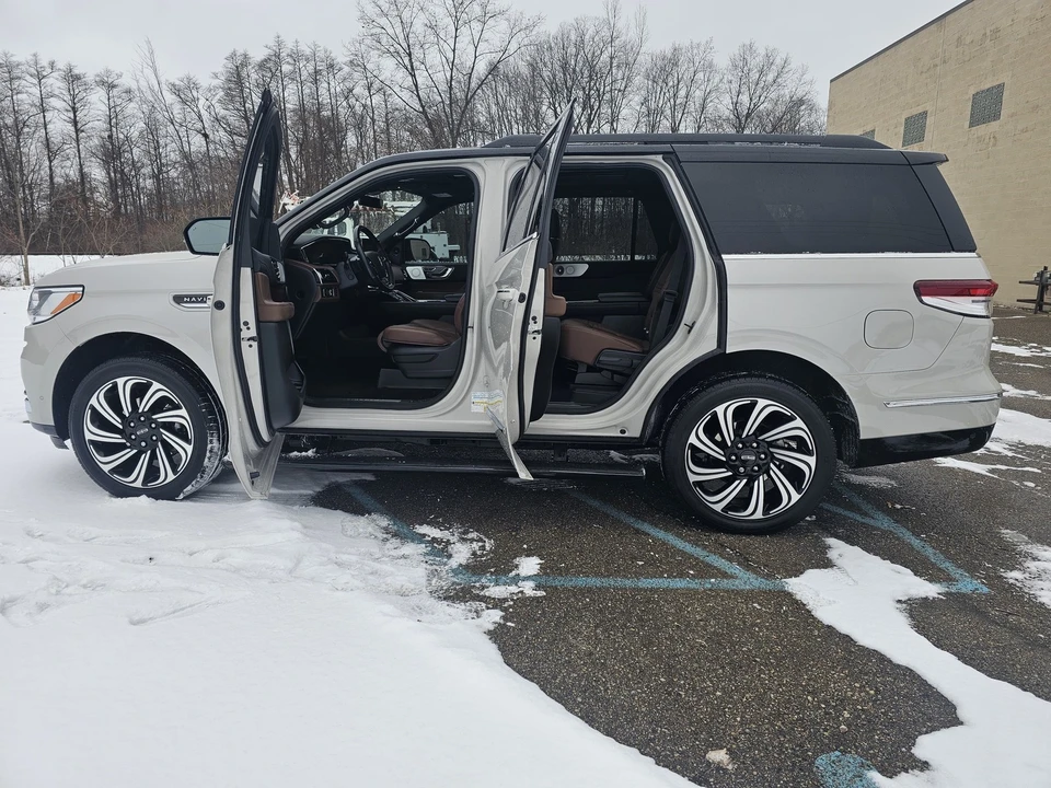 2024 Lincoln Navigator 4th Gen - Image 17 of 21