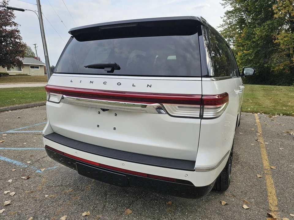 2024 Lincoln Navigator 4th Gen - Image 18 of 21