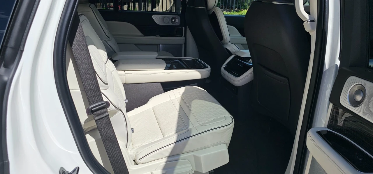 2024 Lincoln Navigator 4th Gen - Image 10 of 21