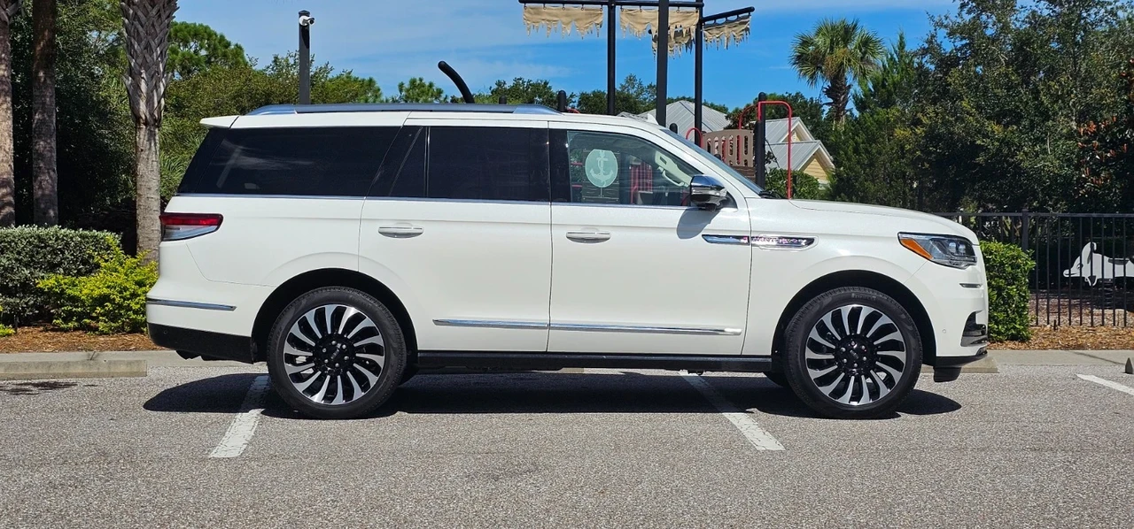 2024 Lincoln Navigator 4th Gen - Image 3 of 21