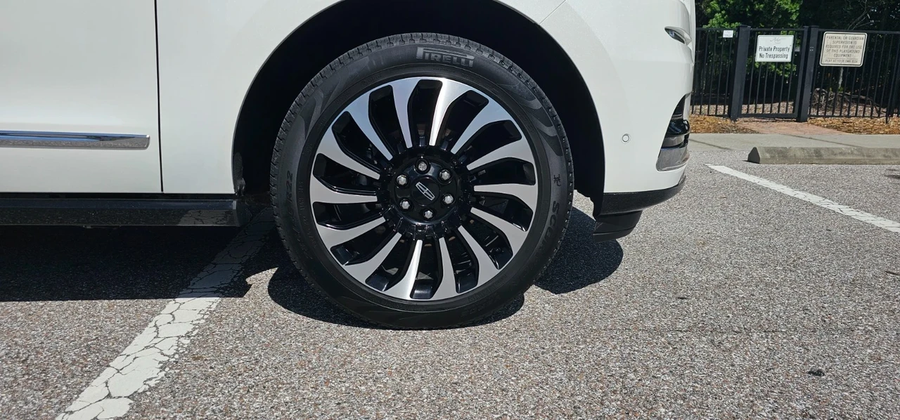 2024 Lincoln Navigator 4th Gen - Image 19 of 21