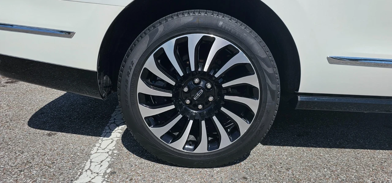 2024 Lincoln Navigator 4th Gen - Image 20 of 21
