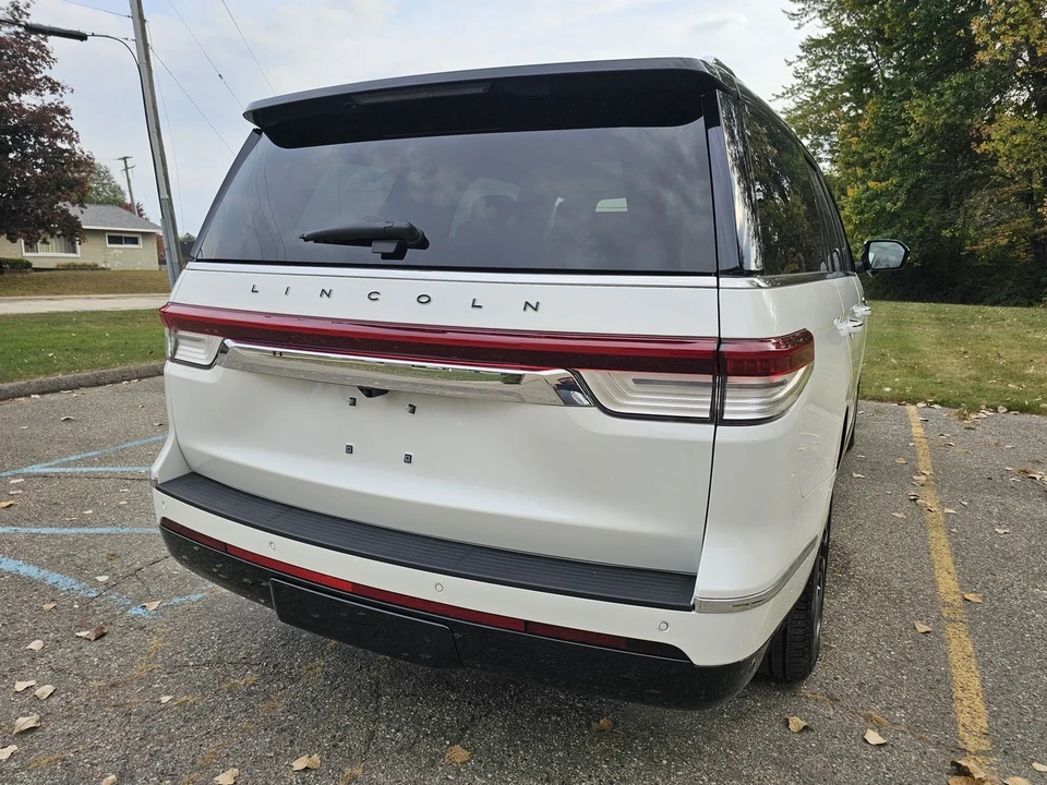 2024 Lincoln Navigator 4th Gen - Image 20 of 21
