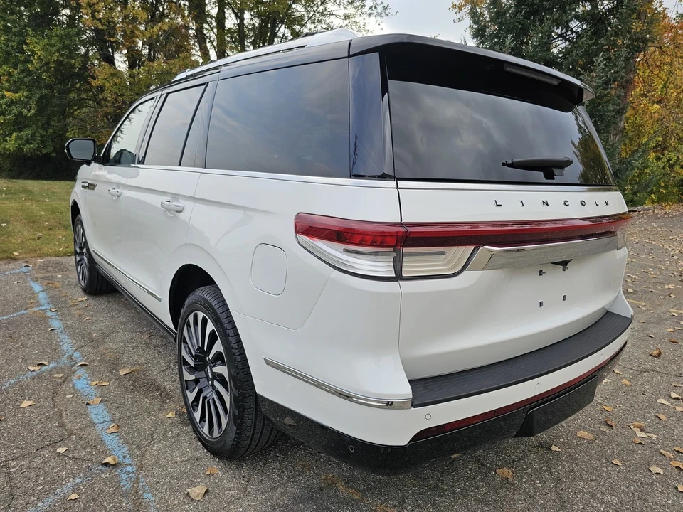 2024 Lincoln Navigator 4th Gen - Image 18 of 21