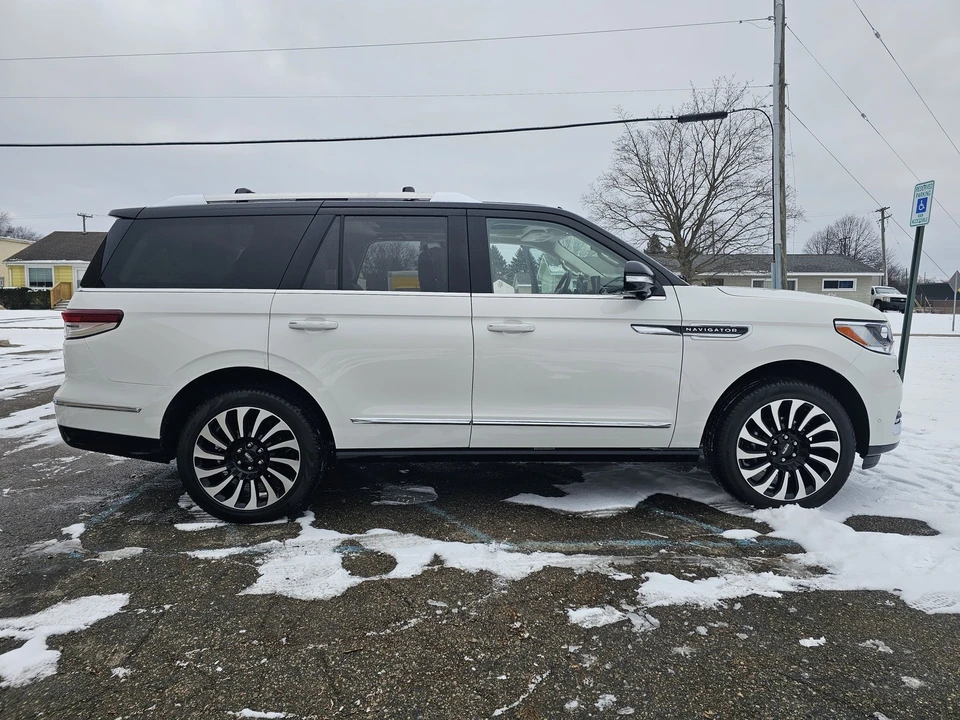 2024 Lincoln Navigator 4th Gen - Image 13 of 21