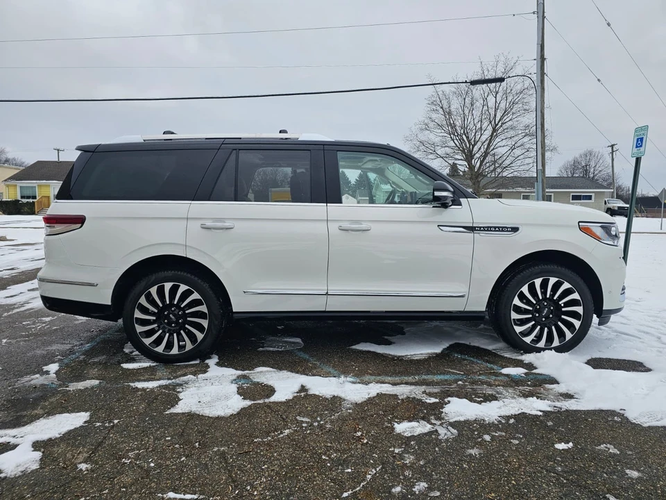 2024 Lincoln Navigator 4th Gen - Image 12 of 21