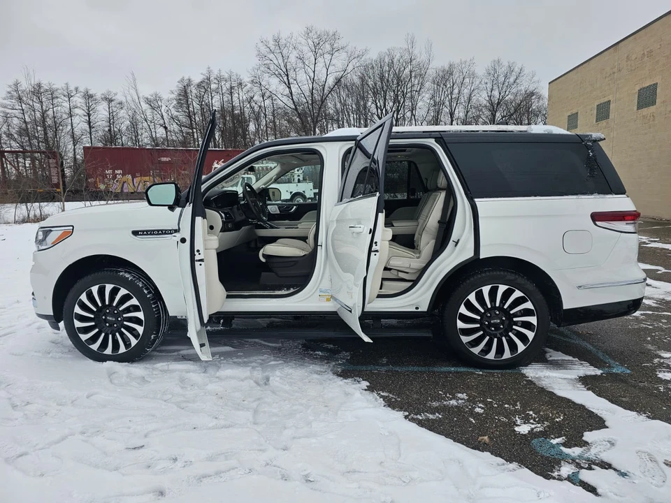 2024 Lincoln Navigator 4th Gen - Image 16 of 21