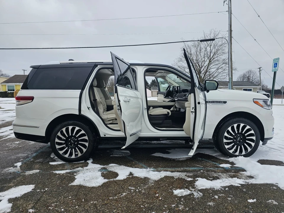 2024 Lincoln Navigator 4th Gen - Image 13 of 21