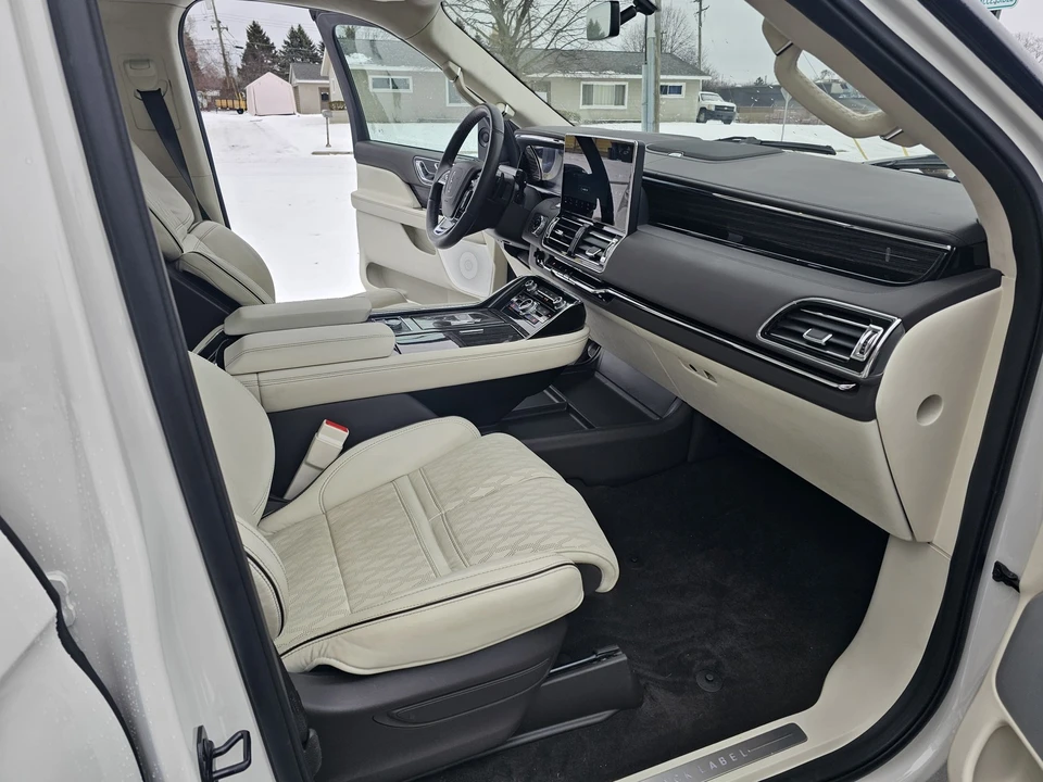 2024 Lincoln Navigator 4th Gen - Image 10 of 21