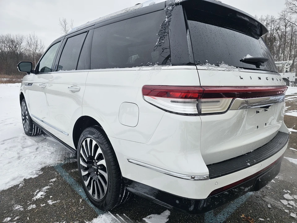 2024 Lincoln Navigator 4th Gen - Image 18 of 21