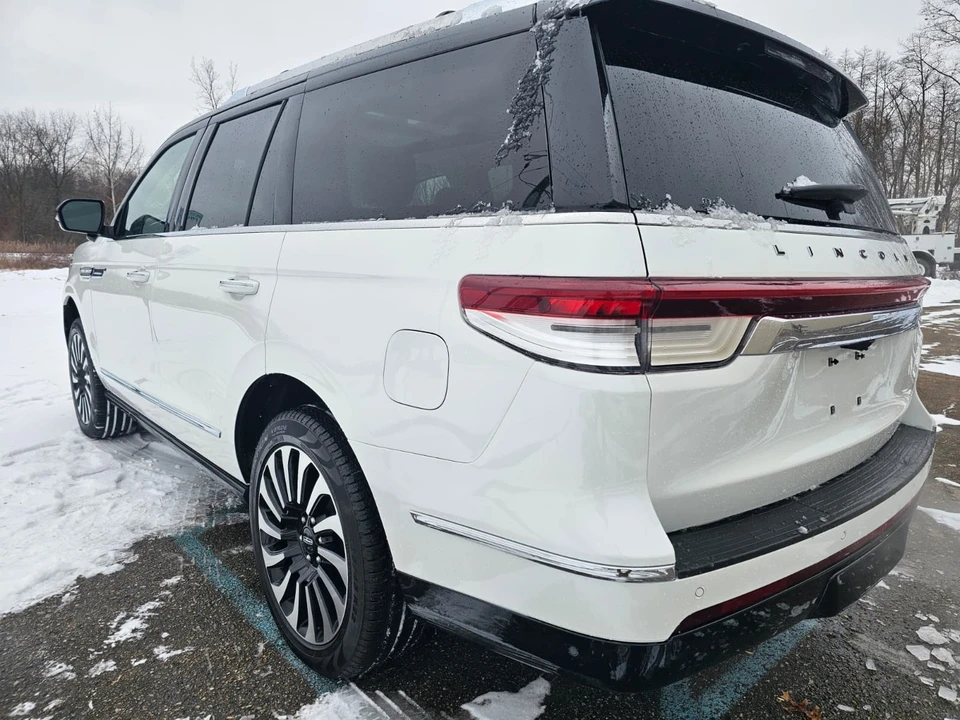 2024 Lincoln Navigator 4th Gen - Image 18 of 21