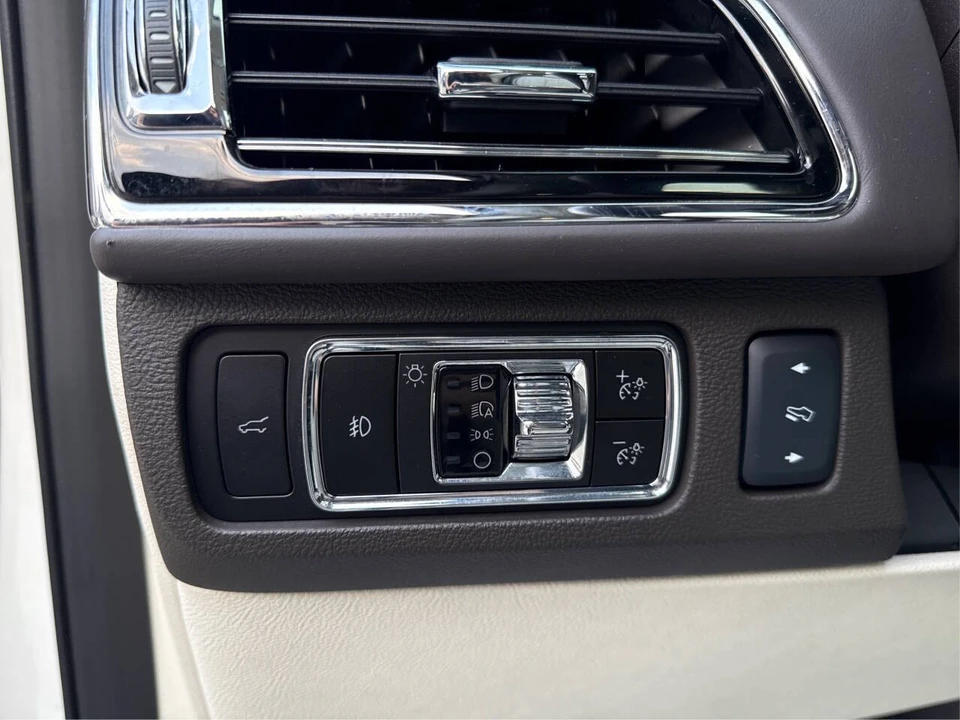 2024 Lincoln Navigator 4th Gen - Image 19 of 21