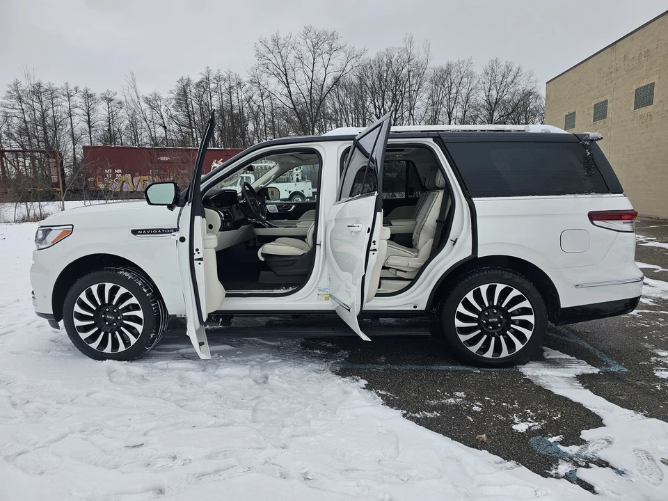 2024 Lincoln Navigator 4th Gen - Image 16 of 21