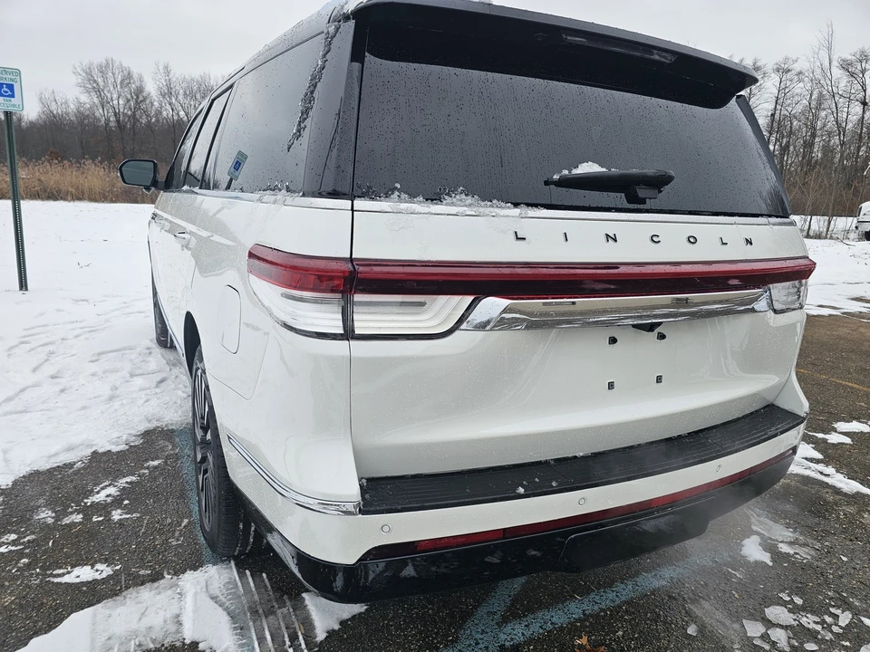 2024 Lincoln Navigator 4th Gen - Image 19 of 21