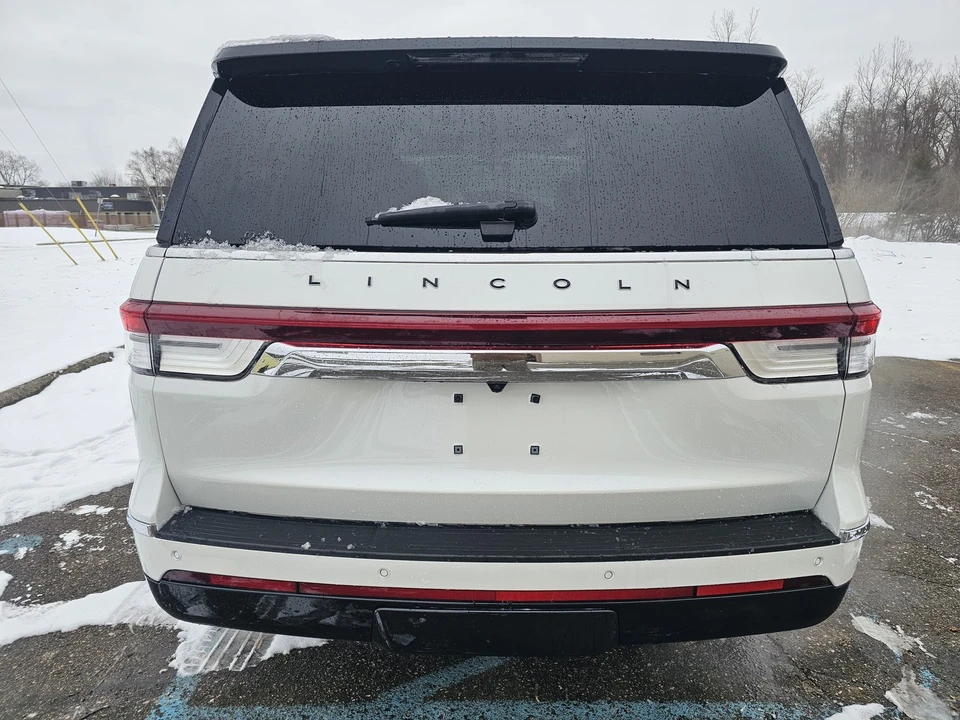 2024 Lincoln Navigator 4th Gen - Image 20 of 21