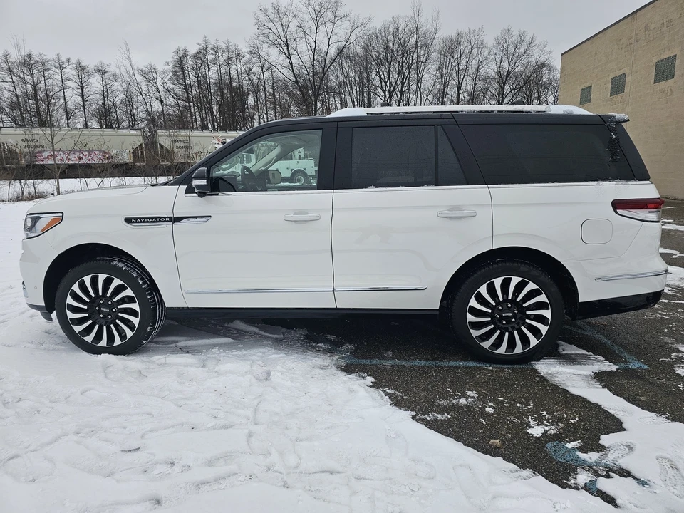 2024 Lincoln Navigator 4th Gen - Image 17 of 21