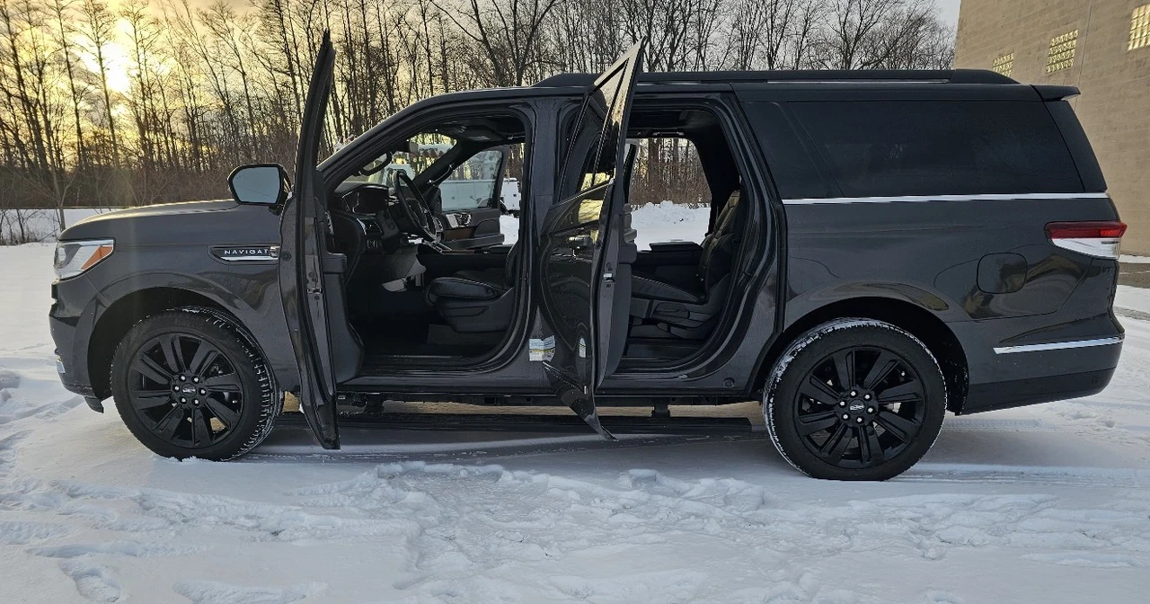 2024 Lincoln Navigator 4th Gen - Image 16 of 21