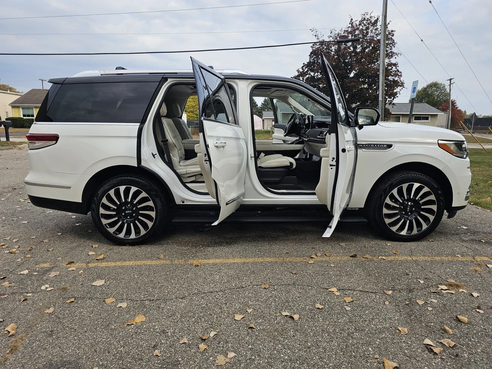 2024 Lincoln Navigator 4th Gen - Image 12 of 21