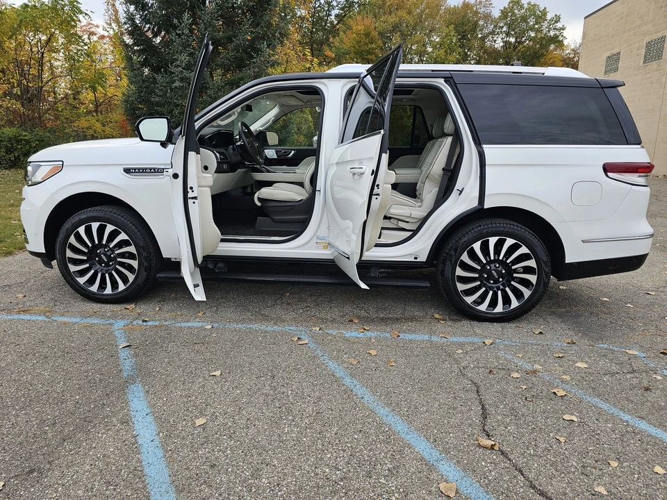 2024 Lincoln Navigator 4th Gen - Image 15 of 21