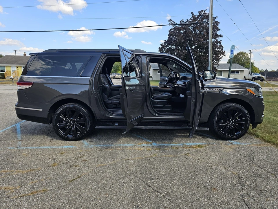2024 Lincoln Navigator 4th Gen - Image 14 of 21