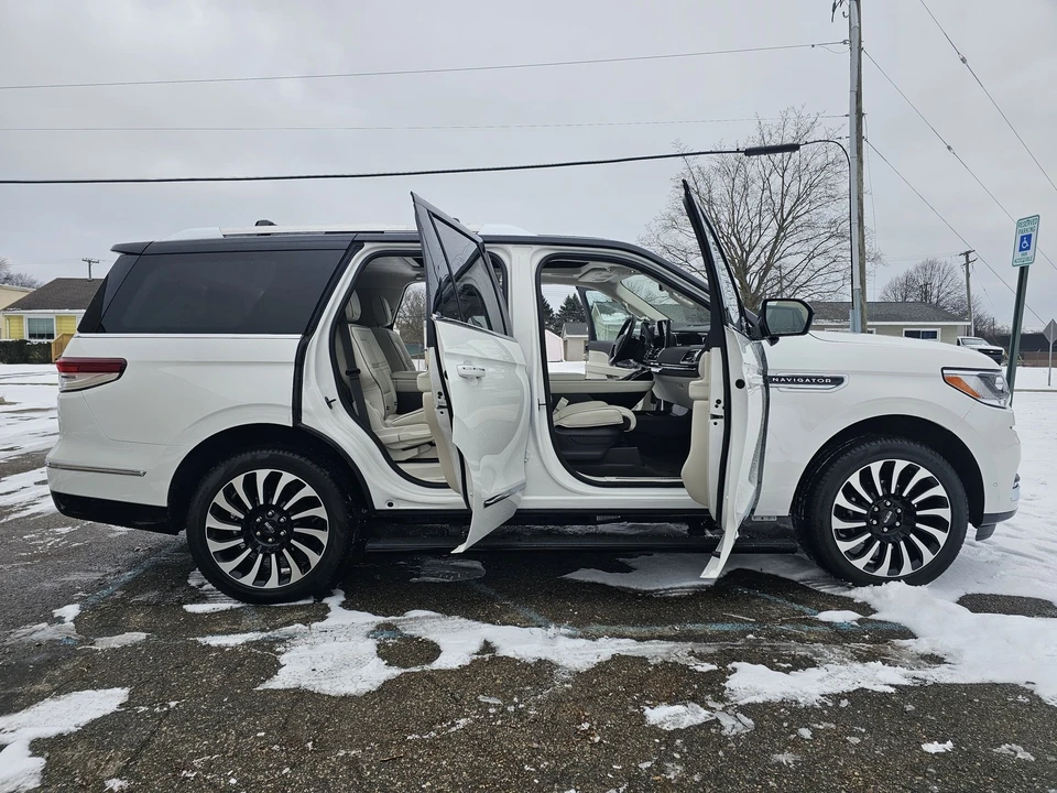 2024 Lincoln Navigator 4th Gen - Image 14 of 21