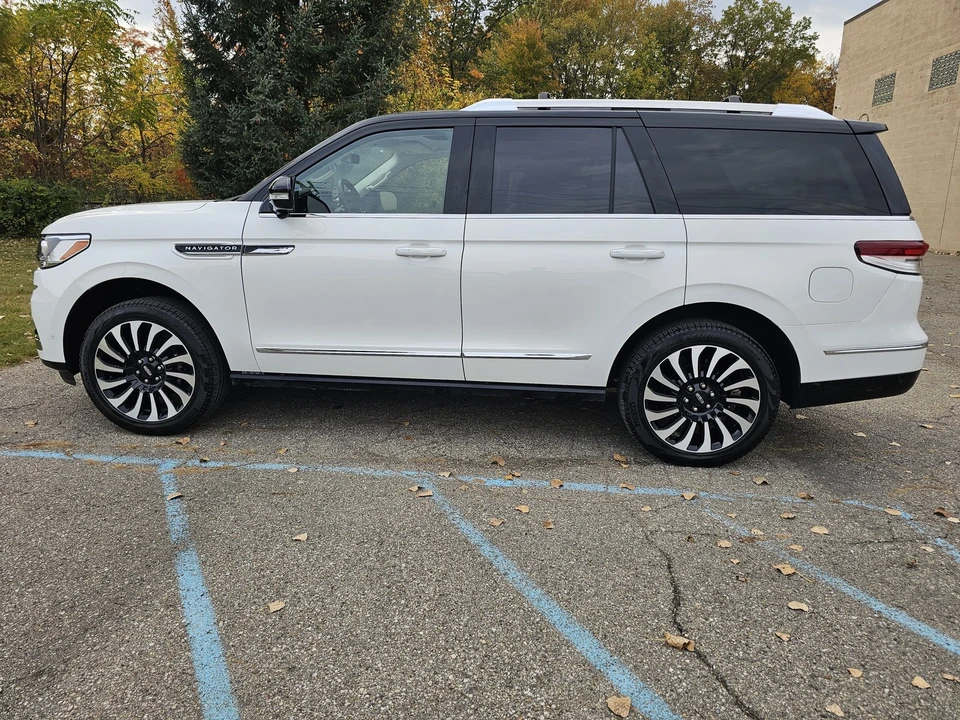 2024 Lincoln Navigator 4th Gen - Image 15 of 21