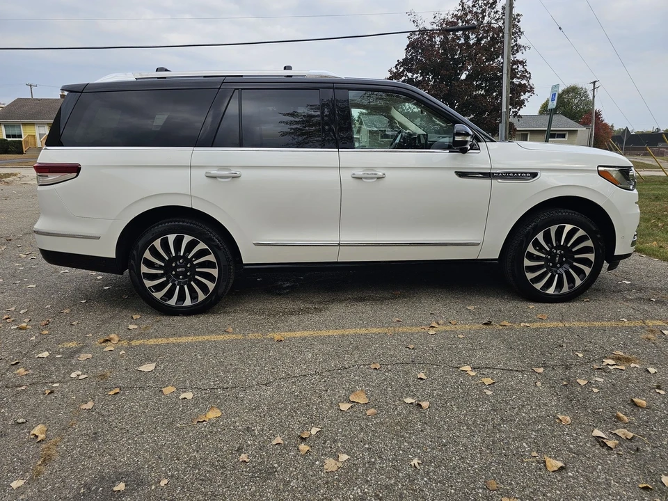 2024 Lincoln Navigator 4th Gen - Image 16 of 21