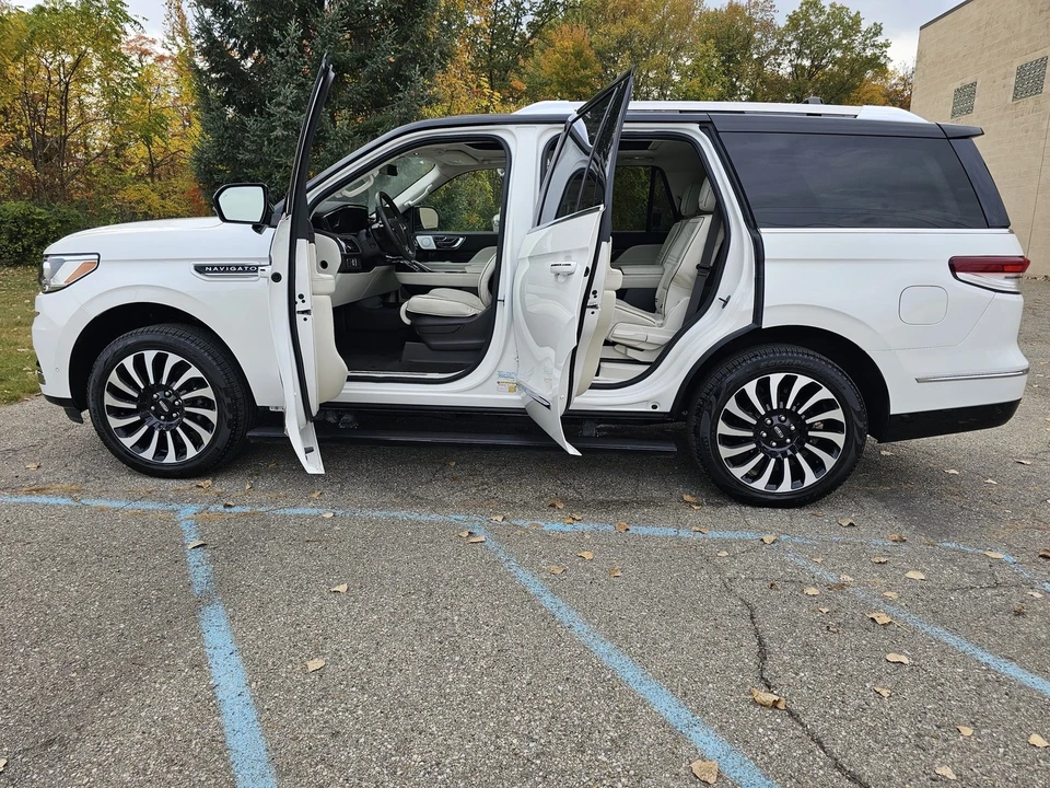 2024 Lincoln Navigator 4th Gen - Image 13 of 21