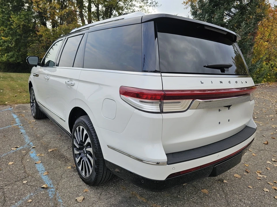 2024 Lincoln Navigator 4th Gen - Image 20 of 21