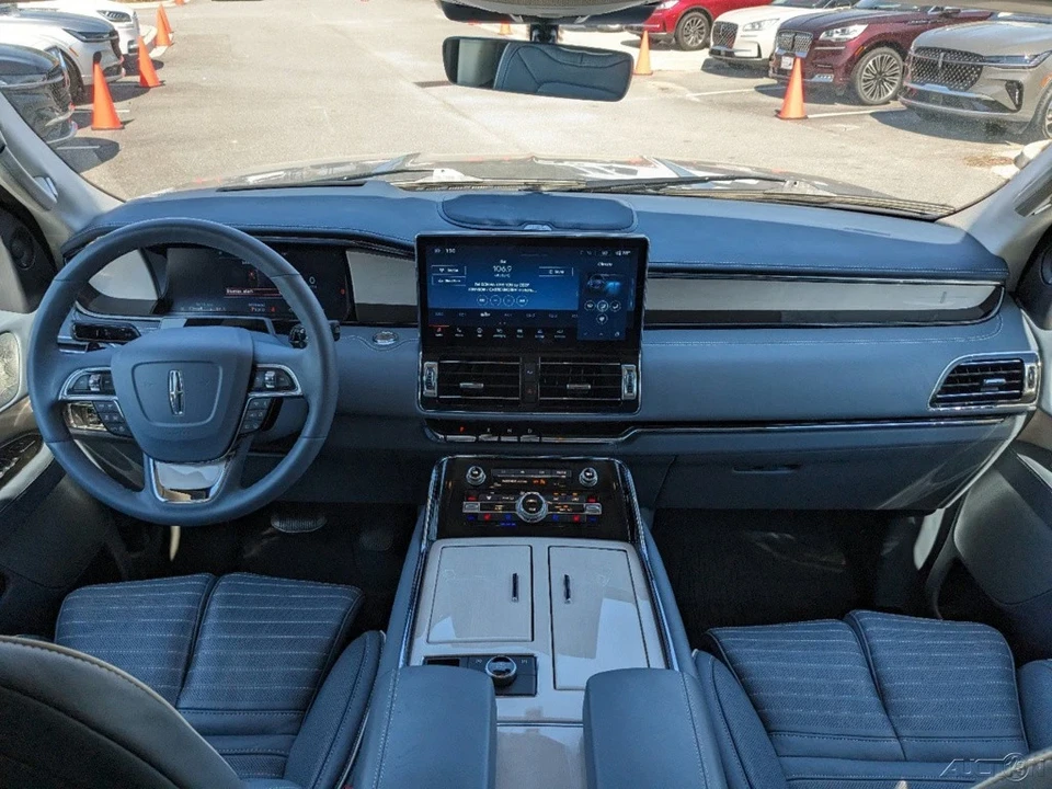 2024 Lincoln Navigator 4th Gen - Image 17 of 21